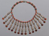 un gros plan d'un collier posé sur une surface grise