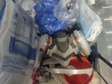 un récipient en plastique contenant divers objets