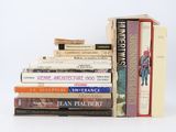 plusieurs livres empilés sur une table