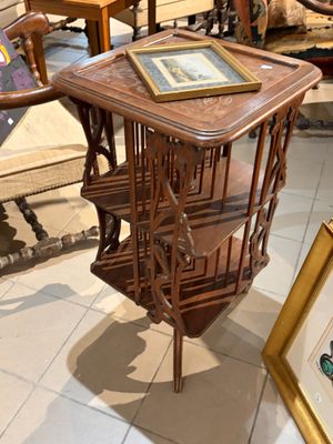 une petite table sur laquelle est posée une photo, dans une pièce