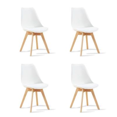 quatre chaises blanches aux pieds en bois sur fond blanc
