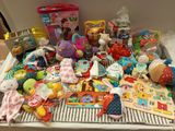 beaucoup de jouets, posés sur une table