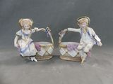 paire de figurines en porcelaine représentant deux fillettes avec des paniers de fleurs