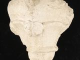un gros plan d'une tête en pierre sur une surface noire