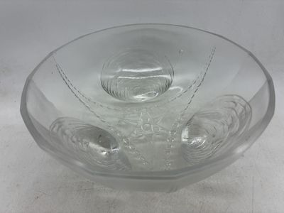 un bol en verre transparent contenant trois coquillages