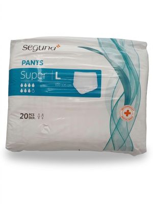 un gros plan sur un paquet de serviettes hygiéniques sur fond blanc