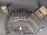 beaucoup de cuillères et de fourchettes en argent sur la table