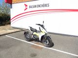 une moto qui est garée dans un parking