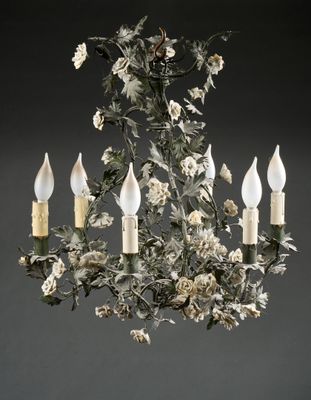 une image représentant un lustre auquel sont suspendues des fleurs et des bougies