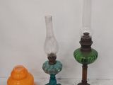 de nombreux bougeoirs en verre de différentes couleurs posés sur une table en marbre