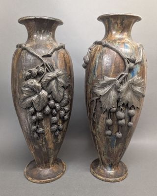 deux vases placés l'un à côté de l'autre