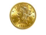 Gros plan sur une pièce d'or ornée d'une tête de femme