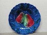 une assiette bleue sur laquelle sont posées deux poires