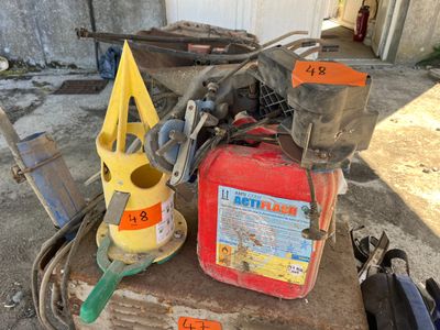 tout un tas d'outils posés sur une boîte