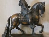 statue en bronze représentant un homme à cheval, coiffé d'un casque