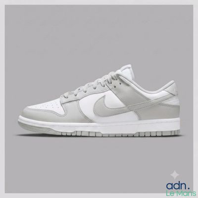 La Nike Dunk Low se décline dans un coloris gris clair et blanc
