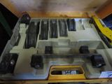 une boîte contenant des outils, posée sur une table