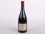 une bouteille de vin rouge posée sur une table blanche