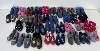 Plusieurs paires de chaussons sont alignées sur une surface blanche
