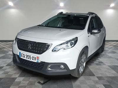 la photo d'une voiture blanche garée dans un garage