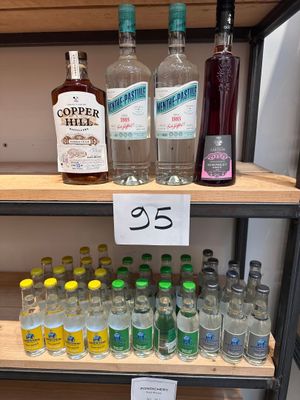 de nombreuses bouteilles d'alcool sur les étagères du magasin