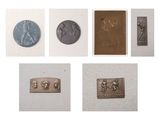 Plusieurs types d'objets métalliques sont exposés sur une surface blanche
