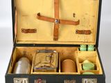 une valise contenant de nombreux objets