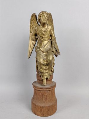 statue d'un ange sur un socle, sur fond blanc