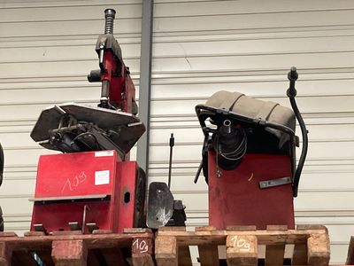 deux machines posées sur des palettes dans un entrepôt