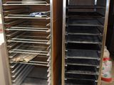 deux étagères avec des plateaux de nourriture posés dessus dans une cuisine