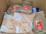 une boîte en carton remplie de couches de différentes sortes