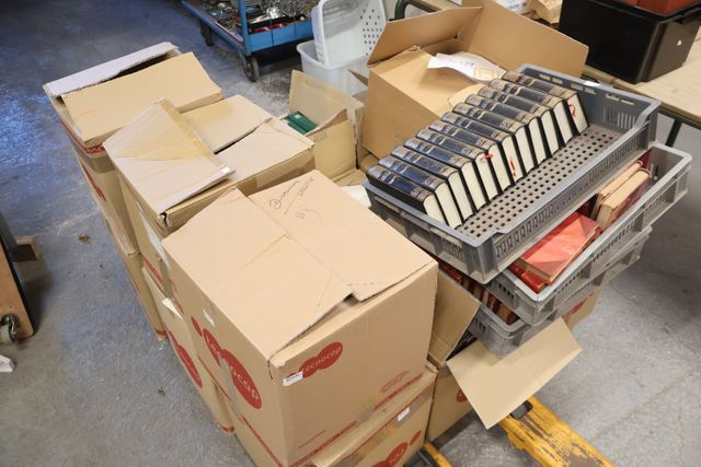 Lot de 18 cartons dont histoire, romans, ouvrages reliés …