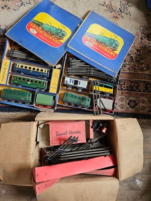 une boîte remplie de petits trains posée par terre