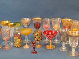 de nombreux verres aux couleurs variées sur un fond bleu