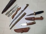 many different types of knives and knives on the table