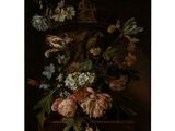 fleurs dans un vase posé sur un socle en marbre, par personne