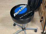 un tabouret noir posé sur un parquet