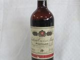 une bouteille de vin posée sur une table