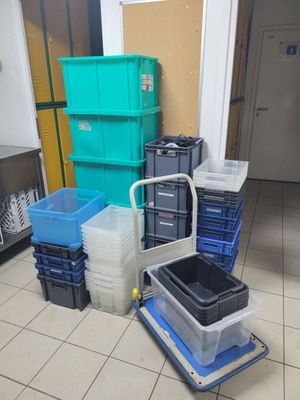 de nombreux récipients en plastique posés par terre dans une pièce