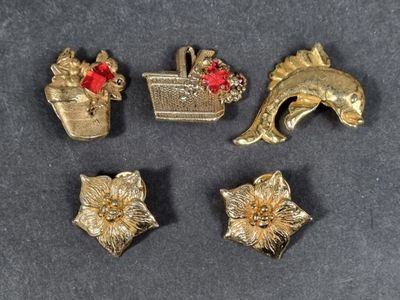 SONIA RYKIEL. Lot de 5 pin's, signés