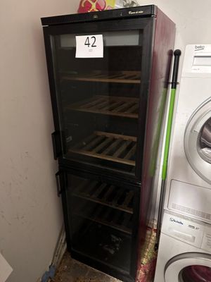 a refrigerator and a washing machine in the corner of a room