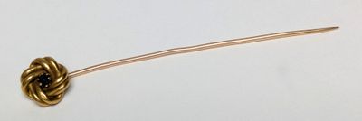 une broche plaquée or ornée d'une perle noire