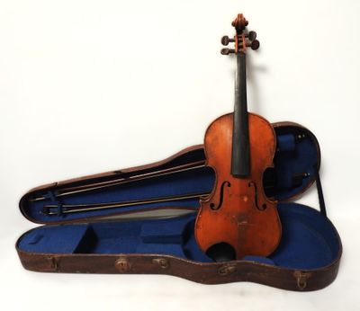 un vieux violon posé dans son étui sur une surface blanche