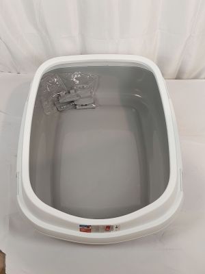 des toilettes blanches posées sur un drap blanc
