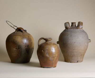 trois vases posés sur une table