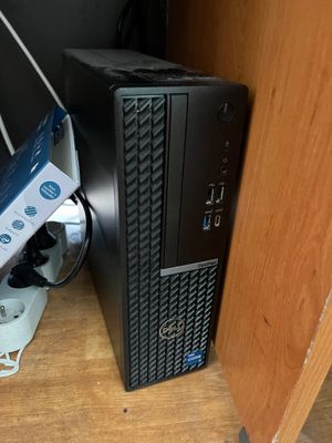 un ordinateur de bureau posé sur un bureau, à côté d'une manette Wii