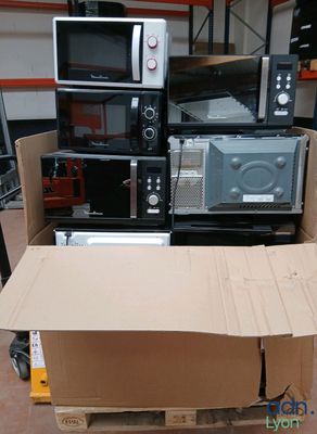 beaucoup de micro-ondes et d'autres appareils électroménagers dans un carton
