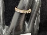 une bague qui se trouve au doigt d'un mannequin