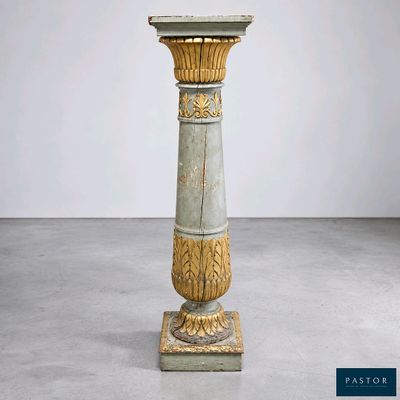 un vase posé sur une table