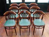 six chaises alignées sur le parquet